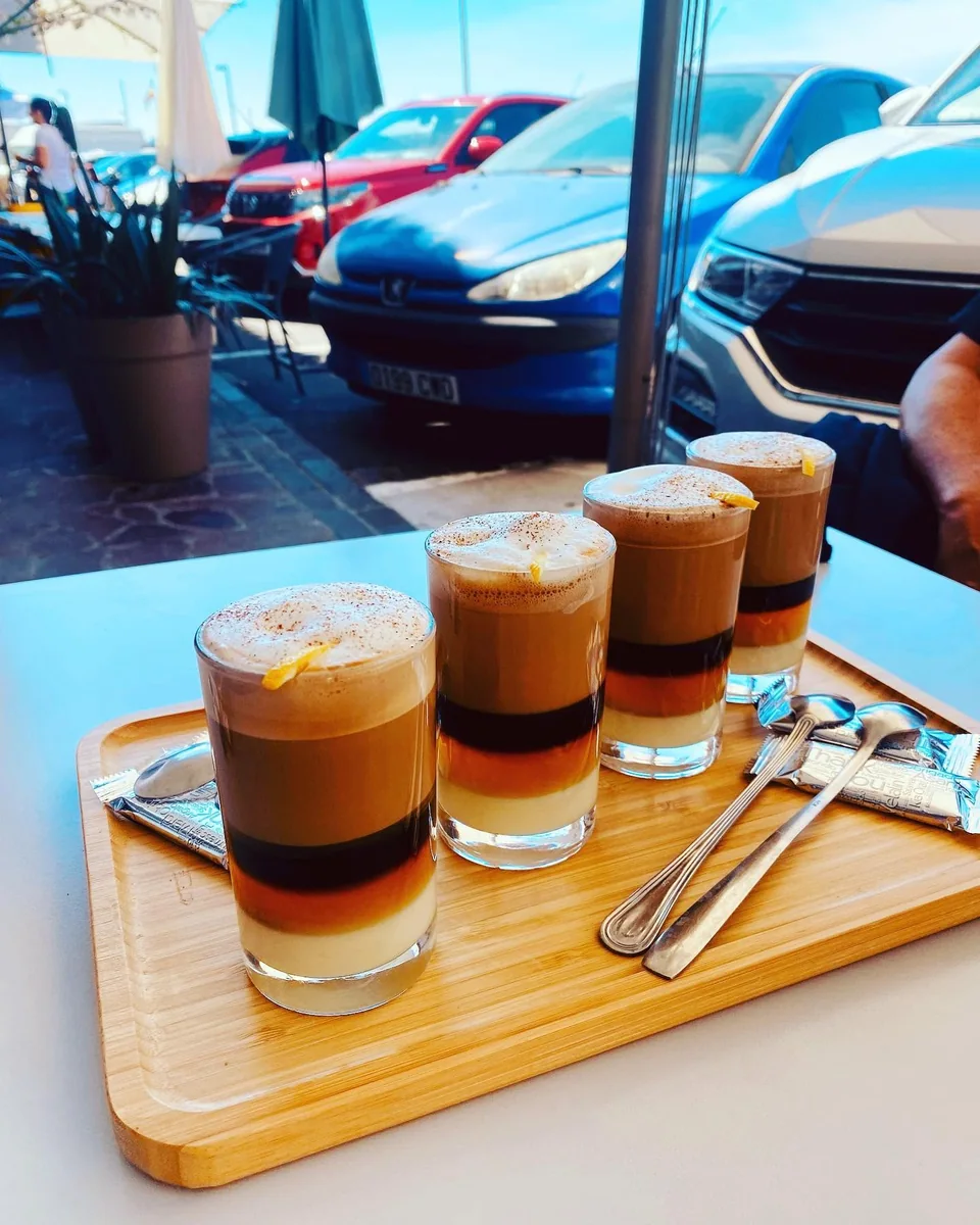 Barraquitos servidos en la terraza de Pura Vida