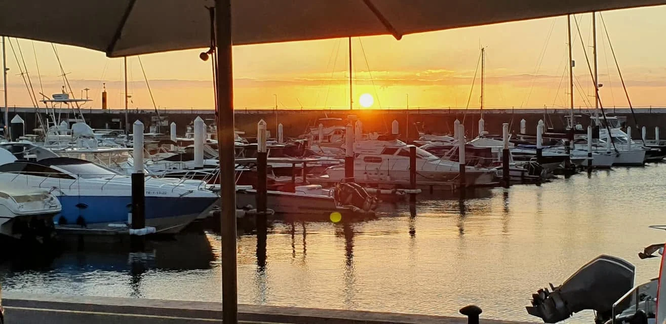 Atardecer sobre el puerto visto desde Pura Vida
