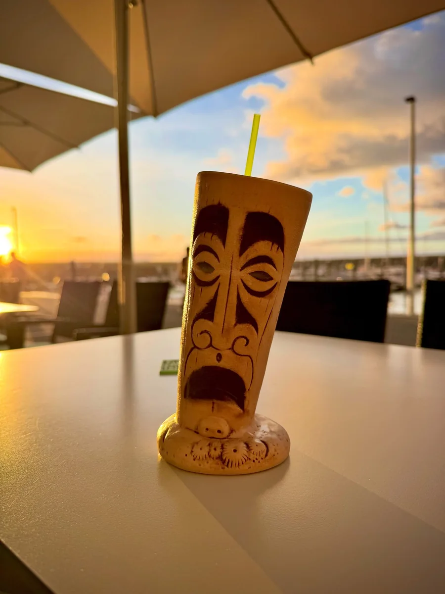 Cóctel tiki en la terraza de Pura Vida al atardecer