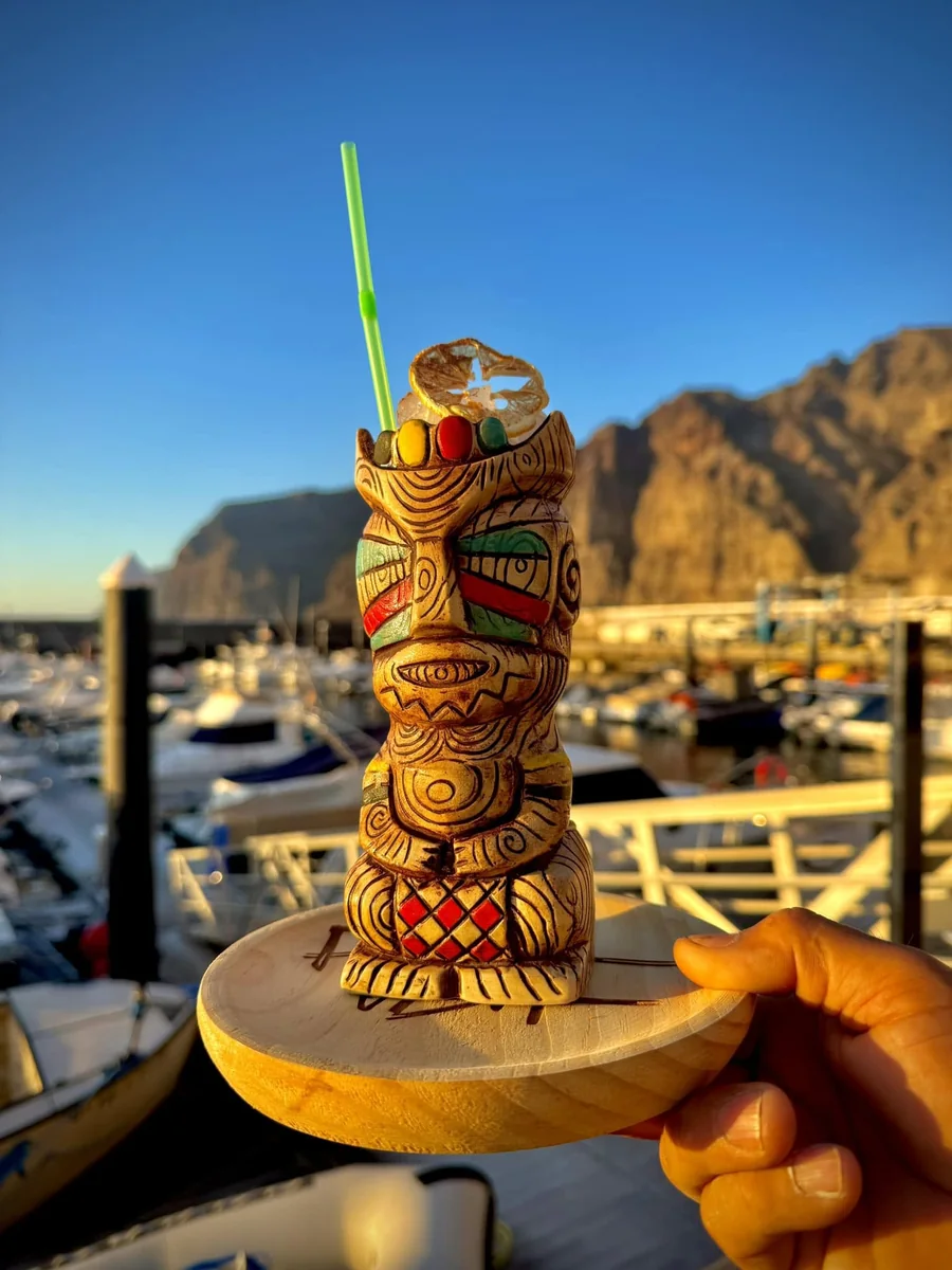 Cóctel tiki frente al puerto de Los Gigantes